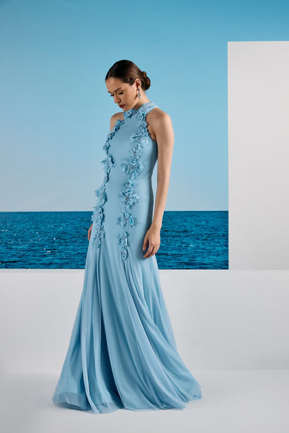 Bodenlange Abendkleid in strahlendem Hellblau mit 3D-Blumenapplikationen / Coming soon
