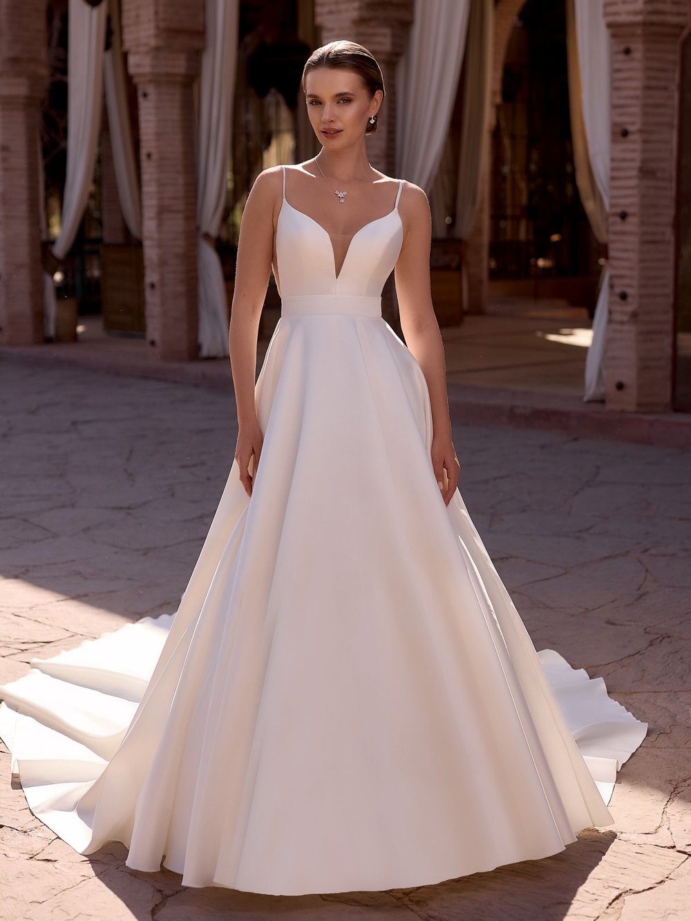 Prinzessinnen-Brautkleid aus edlem Mikado-Stoff